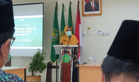 Rektor Unisa Yogyakarta memberikan pengarahan kepada seluruh dosen dalam kegiatan Baitul Arqam.