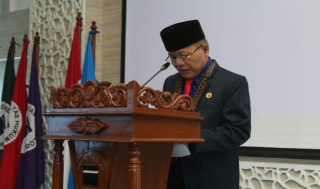 Rektor Unisba, Edi Setiadi, melantik puluhan pejabat di bawahnya. 