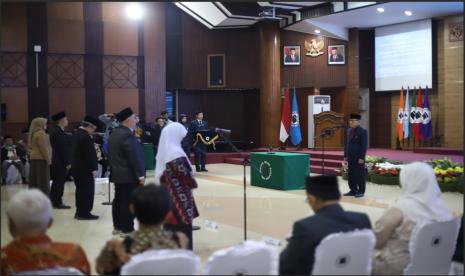 Rektor Unisba, Prof Dr Edi Setiadi, SH MH melantik lima Dekan di lingkungan Unisba