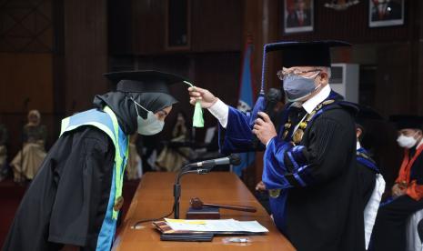 Rektor Unisba Prof Dr H Edi Setiadi mewisuda 1.397 wisudawan, Sabtu (21/8).