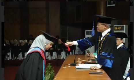 Rektor Unisba Prof Edi Setiadi mewisuda lulusa tahun akademik 2022-2023 pada Sabtu dan Ahad (25-26/2/2023).