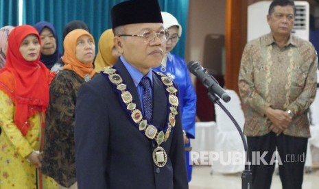 Rektor Unisba yang baru Prof Dr Edi Setiadi, menggantikan Prof Dr dr Thaufiq Boesoerie, saat pelantikan Rektor Unisba, di Aula Kampus Unisba, Senin (24/7).