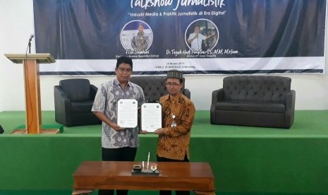 Rektor Unissula, Ir Prabowo Setyawan MT PhD bersama Dekan FBIK Unissula, Hartono SS MPd dan Redaktur Pelaksana Republika Online, Elba Damhuri menunjukkan nota kesepahaman kerkasama yg dotandtangani, Kamis (14/3).