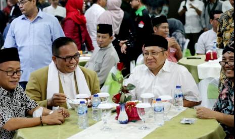  Rektor Unissula, Prof Gunarto,  mendampingi Anas Urbaningrum dalam acara sahur bersama dengan aktivis mahasiswa di kampus Universitas Islam Sultan Agung (Unissula) Semarang, Jawa tengah, Rabu (12/4).