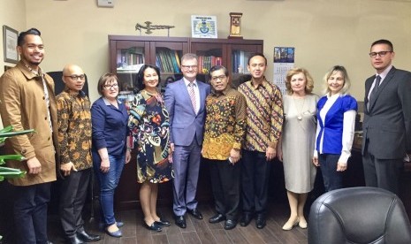 Rektor Universitas Ahmad Dahlan (UAD), Kasiyarno (kelima dari kiri), usai menandatangani nota kesepahaman (MoU) dengan People Friendship University Rusia (RUDN) bersama Kepala Program Internasional UAD Dwi Santoso, dan beberapa staf KBRI Rusia.