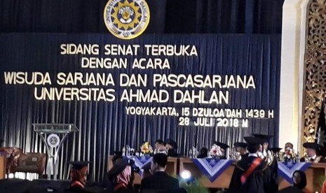 Rektor Universitas Ahmad Dahlan (UAD) Kasiyarno.mewisuda sebanyak.1020 wisudawan di Jogja Expo.Center (JEC),  Sabtu (28/7)