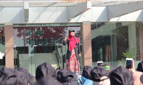 Rektor Universitas Aisyiyah (Unisa) Yogyakarta, Warsiti (tengah), saat melepas peserta-peserta Kuliah Kerja Nyata (KKN) di Kampus Unisa Yogyakarta.