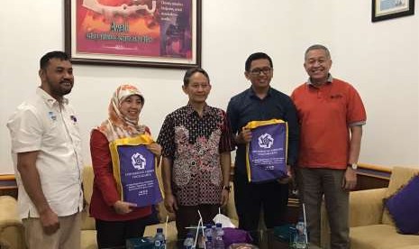  Rektor Universitas Amikom Yogyakarta, Suyanto, bersama dua dosen yang akan dikirim ke Murcia Universidad. 