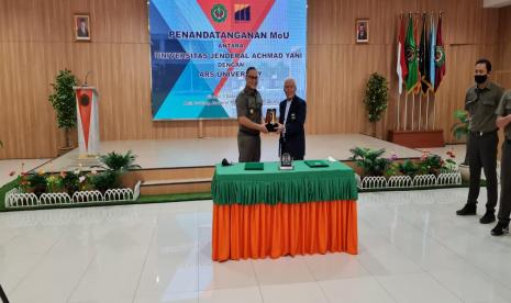 Rektor Universitas ARS Prof. Dr. Purwadhi, M.Pd dan Rektor Universitas Jenderal A. Yani Prof. Hikmahanto Juwana, SH, LLM, Ph.D. tandatangani MoU kerja sama perguruan tinggi.