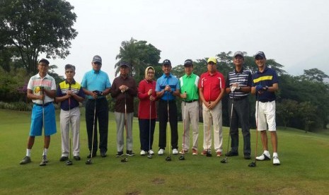 Rektor Universitas Bosowa Prof Saleh Pallu (keempat dari kanan), Rektor Universiti Putra Malaysia Prof Dato' Mohd Fauzi Hj Ramlan (kelima dari kanan) dan Pembina Yayasan Aksa Mahmud, H M Aksa Mahmud (keempat dari kiri) usai bermain golf di Rancamaya Bogor,