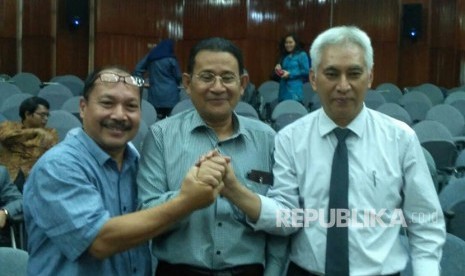 Rektor Universitas Brawijaya terpilih periode 2018 sampai 2022, Profesor Nuhfil Hanani (tengah) bersama dua calon lainnya di Gedung Widyaloka UB Malang, Rabu (23/5). 