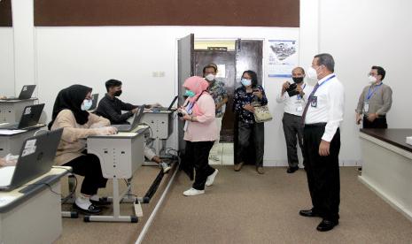 Rektor Universitas Brawijaya (UB), Profesor Nuhfil Hanani meninjau pelaksanaan hari pertama Ujian Tulis Berbasis Komputer (UTBK) di UB Malang, Selasa (17/5/2022).