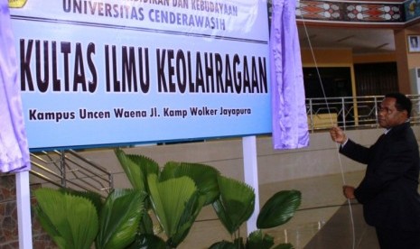 Rektor Universitas Cenderawasih (Uncen) Papua, yang juga Menteri Lingkungan Hidup Kabinet Indonesia Barsatu jilid II B. Kambuaya, membuka penutup selubung papan nama Fakultas Ilmu Keolahragaan (FIK) Uncen pada persemian fakultas tersebut di Jayapura, Papua