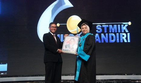 Rektor Universitas Gadjah Mada (UGM) Prof  Dr  Panut Mulyono Meg (kiri) menghadiri wisuda STMIK Nusa Mandiri yang ke-27.