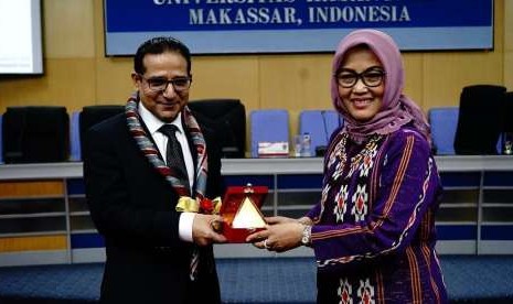 Rektor Universitas Hasanuddin, Prof Dwia Ariestina Pulubuhu (Kanan)