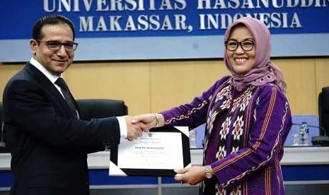 Rektor Universitas Hasanuddin, Prof Dwia Ariestina Pulubuhu saat penandatangan MoU dengan Islamic Research and Training (IRTI) yang dirangkaikan kuliah umum dari Direktur Jenderal IRTI Prof Dr Humayon Dar, di Kampus Unhas, Kamis (11/10).