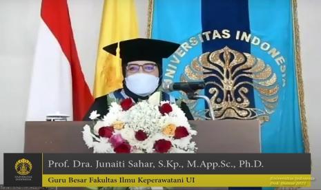 Rektor Universitas Indonesia (UI) Prof. Ari Kuncoro, S.E., M.A., Ph.D memimpin Upacara Pengukuhan Delapan Profesor UI yang akan dilangsungkan secara daring pada Sabtu, 27 Maret 2021. Salah satu Guru Besar Tetap yang dikukuhkan yaitu Prof. Junaiti Sahar, S.Kp., M. App. Sc., Ph.D sebagai Guru Besar Tetap Fakultas Ilmu Keperawatan UI (FIK UI). 