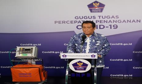 Rektor Universitas Indonesia (UI), Prof. Ari Kuncoro, SE, MA, Ph.D menyerahkan secara simbolis Ventilator COVENT-20 kepada Kepala BNPB, Letnan Jenderal TNI Doni Monardo, disaksikan oleh Menteri Riset dan Teknologi RI/Kepala Badan Riset dan Inovasi Indonesia (Menristek/Kepala BRIN), Prof. Bambang Permadi Soemantri Brodjonegoro, S.E., M.U.P., Ph.D, di Graha BNPB, Jakarta, Rabu (24/6).