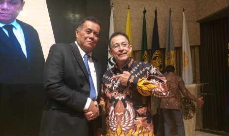 Rektor Universitas Indonesia  (UI) terpilih Prof Ari Kuncoro (kiri) periode 2019-2022 bersama Rektor UI Muhammad Anis (kanan) di Makara Art Center UI, Depok, Rabu (25/9).