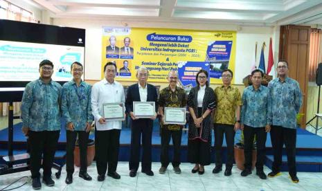 Rektor Universitas Indraprasta PGRI (Unindra) Sumaryoto bersama dengan pembicara lainnya berfoto bersama seusai acara seminar soal kepahlawanan di kampus Unindra, Kamis (9/11/2023).