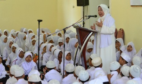 Rektor Universitas Islam As-Syafi'iyah Tutty Alawiyah memberikan sambutannya dalam tasyakkur 35 tahun pesantren khusus yatim As-Syafi'iyah, Jatiwaringin, Jakarta, Kamis (10/1). 