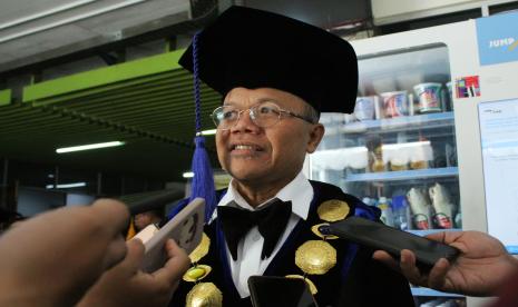 Rektor Universitas Islam Bandung (Unisba) Prof Edi Setiadi, diwawancara wartawan usai Pengukuhan dan Orasi Ilmiah Jabatan Guru Besar Unisba di Aula Unisba, Kota Bandung, Sabtu (29/7/2023). 