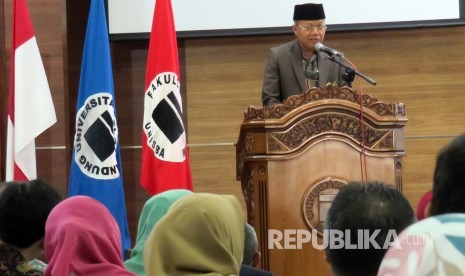 Rektor Universitas Islam Bandung (Unisba) Prof Edi Setiadi