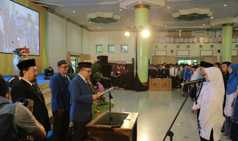 Rektor Universitas Islam Indonesia (UII), Fathul Wahid, memakaikan almamater kepada mahasiswa baru angkatan 2018/2019 di kuliah perdana UII. Dalam kesempatan itu, kuliah perdana turut diikuti 93 hafiz Quran.