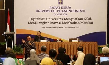 Rektor Universitas Islam Indonesia (UII), Fathul Wahid, saat membuka Rapat Kerja UII Tahun 2018 di Royal Ambarrukomo.