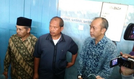 Rektor Universitas Islam Indonesia (UII), Harsoyo (kanan) bertemu dengan ayah Ilham, Syafii (tengah) di rumah Duka RS Bethesda Yogyakarta, Selasa (24/1).