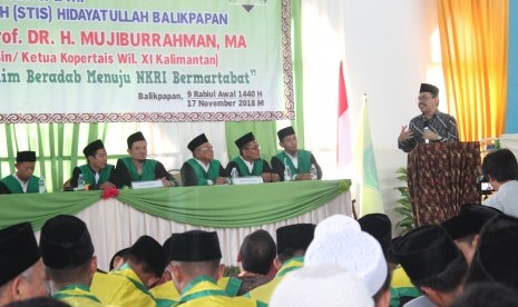 Rektor Universitas Islam Negeri Antasari Banjarmasin,  Prof Dr  Mujiburrahman, MA membawakan orasi ilmiah dalam rangkaian wisuda dan penugasan sarjana syariah Sekolah Tinggi Ilmu Syariah Hidayatullah Balikpapan. 