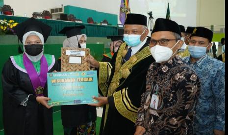 Rektor universitas Islam Sultan Agung (Unissula), Drs Bedjo Santoso MT PhD (kanan) menyerahkan ijazah kepada perwakilan wisudawan terbaik pada pelaksanaan Wisuda ke-82 Unissula. Sebanyak 1.087 lulusan diwisuda yang dilaksanakan secar daring dan luring ini.