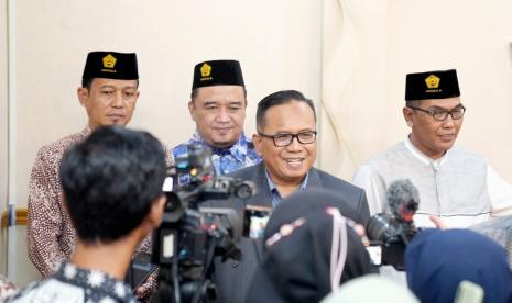  Rektor Universitas Islam Sultan Agung (Unissula) Semarang, Prof Gunarto, saat memberikan keterangan terkait dukungannya terhadap langkah Komite Pencegahan Tindak Pidana Pencucian Uang (TPPU) dalam  menuntaskan dugaan skandal TPPU di Kementerian Keuangan (Kemenkeu), di kampus Unissula, Semarang, Jumat (31/3).