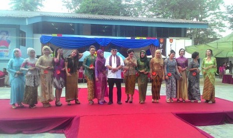  Rektor Universitas Krisnadwipayana Dr Abdul Rivai bersama finalis lomba busana daerah untuk memperingati Hari Kartini di Kampus Unkris, Selasa (21/4)