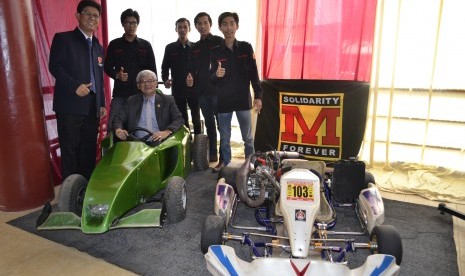  Rektor Universitas Krisnadwipayana Dr Abdul Rivai (tengah) saat memamerkan mobil formula mini buatan mahasiswa.