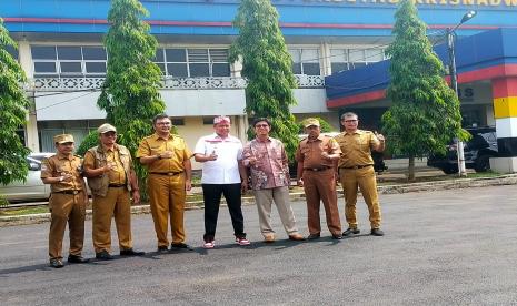  Rektor Universitas Krisnadwipayana (Unkris) Ayub Muktiono (berbaju batik) berpose bersama Plt Wali Kota Bekasi (baju putih) usai meninjau bantuan pengaspalan halaman Kampus Unkris, Selasa (27/6/2023).