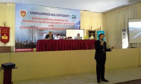 Rektor Universitas Krisnadwipayana (Unkris) Dr Abdul Rivai  (kiri) dan Prof Andreas Gerhard Goldman (berdiri) saat Seminar International bertema 