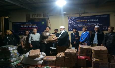  Rektor Universitas Krisnadwipayana (Unkris) Dr Ir Ayub Muktiono (bersalaman/kiri), secara simbolis menyerahkan bantuan kepada korban gempa Cianjur melalui pimpinan Ponpes Nurul Azhar, Kyai Saepul Bahri, sekaligus mendirikan Posko Peduli Gempa Cianjur di Kampung Cilenjang, Desa Sukamulya, Kecamatan Warungkondang, Cianjur.