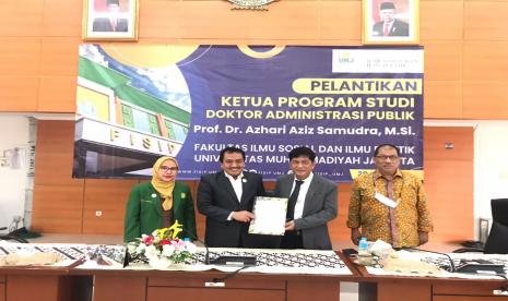 Rektor Universitas Muhamamdiyah Jakarta (UMJ), Dr. Ma'mun Murod, M.Si., resmi melantik Prof. Dr. Azhari Aziz Samudra, M.Si., sebagai Ketua Program Studi Doktor Administrasi Publik FISIP UMJ pada Selasa, (28/7) di Wisma DPR RI Bogor, Jawa Barat.