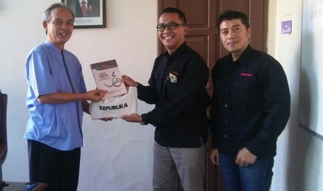 Rektor Universitas Muhammadiyah Cirebon (UMC) Prof Dr H Khaerul Wahidin (kiri) menerima cinderamata buku terbitan Republika dari Kepala Perwakilan Republika Jawa Barat Rachmat Santosa Basarah (tengah) di Kampus I UMC, Jalan Tuparev No 70, Cirebon, Rabu (24/7).