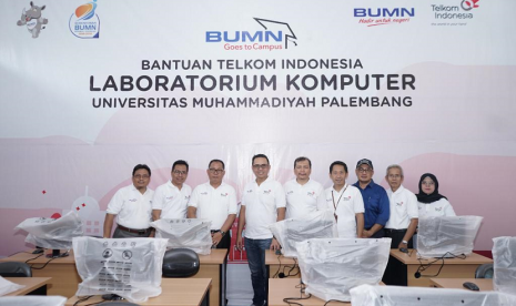 Rektor Universitas Muhammadiyah, Dr. Abid Djazuli, S.E., M.M (ketiga dari kiri) dan Direktur Human Capital Management Telkom Herdy Harman (ke empat dari kiri) menyerahkan bantuan Telkom Indonesia berupa laboratorium komputer di Universitas Muhammadiyah Palembang saat acara BUMN Goes to Campus, Selasa (23/4). 