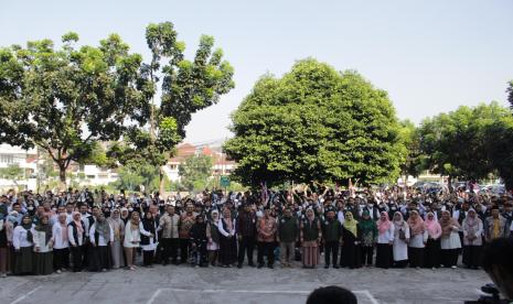 Rektor Universitas Muhammadiyah Jakarta (UMJ) memberangkatkan sebanyak 997 mahasiswa Kuliah Kerja Nyata (KKN) di Plaza UMJ pada Selasa, (1/8/2023). 