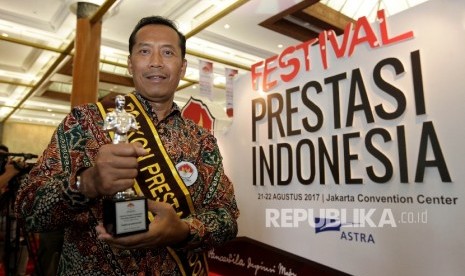 Rektor Universitas Muhammadiyah Malang (UMM), Dr Fauzan pada menerima penghargaan Ikon Prestasi Indonesia dalam acara Festival Prestasi Indonesia di Jakarta Convention Center, Jakarta, Senin (21/8). 