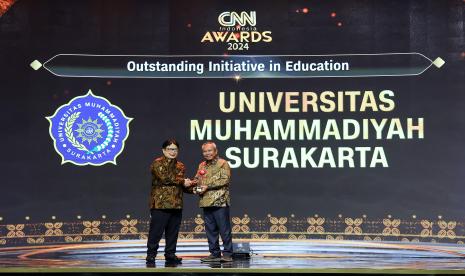 Rektor Universitas Muhammadiyah Surakarta (UMS), Prof Sofyan Anif (kanan saat menerima penghargaan pada ajang CNN Indonesia Awards 2024 kelima kategori Outstanding Initiative in Education di Padma Hotel Semarang Jawa Tengah Rabu, (14/8/2024) malam. 