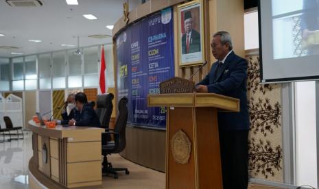 Rektor Universitas Muhammadiyah Surakarta (UMS), Sofyan Anif, saat memberikan sambutan konferensi International Summit on Science, Technology and Humanity VII (ISETH) 2021 yang digelar secara virtual di Gedung Induk Siti Walidah, kantor pusat UMS, Kabupaten Sukoharjo, Jawa Tengah, Senin (20/12).