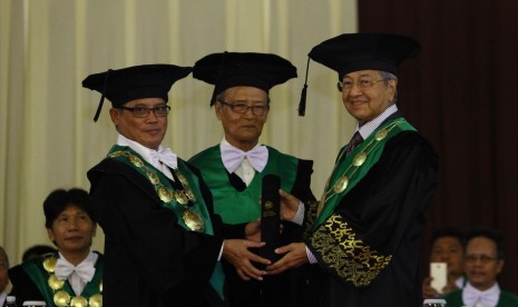 Rektor Universitas Muhammadiyah Yogyakarta (UMY) Prof Dr Bambang Cipto (kiri)