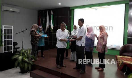 Rektor Universitas Nahdlatul Ulama Surabaya (Unusa) Achmad Jazidie (kiri) 