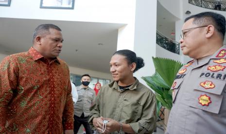 Rektor Universitas Negeri Gorontalo (UNG) Eduart Wolok (kiri) bersama Kapolda Gorontalo Irjen Pol Helmy Santika (kanan) memberikan nasehat kepada Yunus Pasau (tengah) di kantor Rektorat UNG di Kota Gorontalo, Gorontalo, Senin (5/9/2022). UNG memberikan sanksi bersyarat kepada Yunus Pasau berupa skorsing kuliah selama 1 semester atau mengerjakan penugasan khusus yaitu membuat tulisan ilmiah, usai diduga menyebut kata tidak pantas kepada Presiden Joko Widodo saat berorasi pada aksi unjuk rasa pada Jumat (2/9).