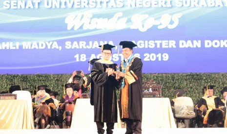  Rektor Universitas Negeri Surabaya (Unesa), Prof Nurhasan MKes  (kanan) menyalami Guru Besar Fakultas Kelautan dan Perikanan IPB, Prof Dr Ir Rokhmin Dahuri, seusai Rokhmin menyampaikan pidato ilmiah pada wisuda Unesa yag ke-95 di Surabaya, Ahad (18/8).