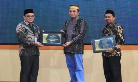 Rektor Universitas Nurul Jadid Paiton KH Abdul Hamid Wahid saat menerima penghargaan sebagai Rektor Inspiratif Inisiator Pelaksana MBKM Mandiri dari Perma Pendis di Aula Ponpes Nurul Jadid Paiton, Jatim. Senin (22/1/2024) 